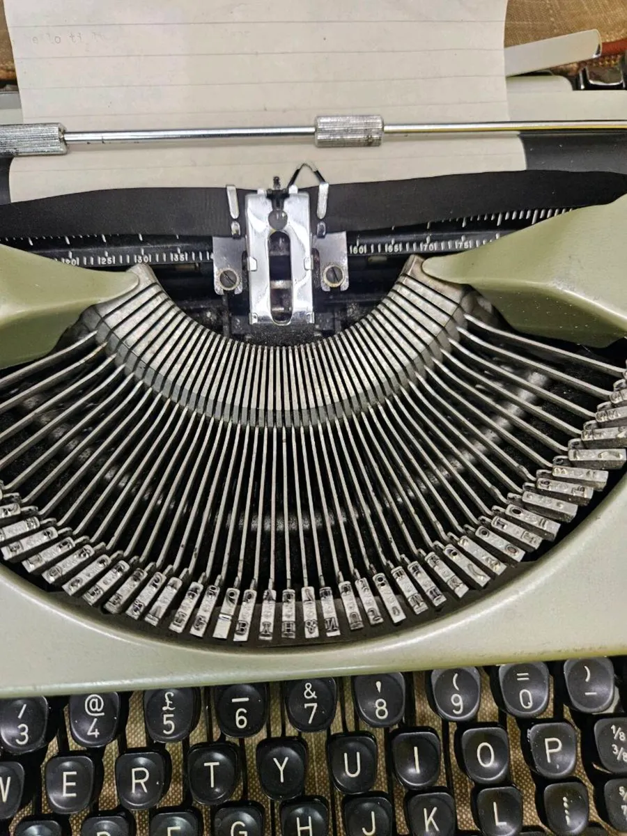 Imperial gold companion typewriter - Image 4
