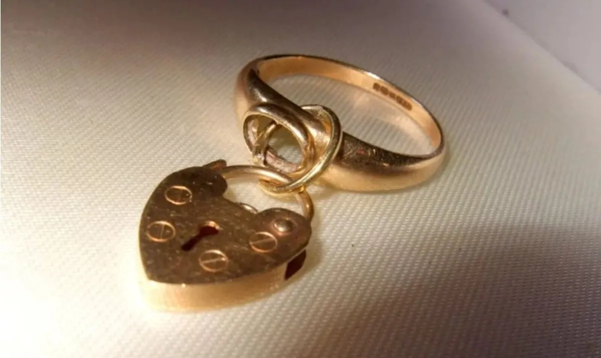 Vintage 9ct Gold 'Jailers Ring'-Fully Hallmarked - Image 1