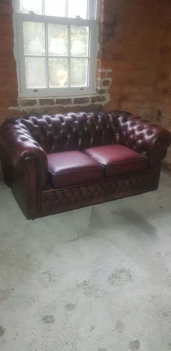 Chesterfield two seater couch - Image 2