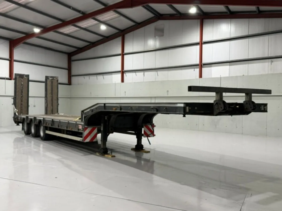 2016 MAC TRI-AXLE LOW-LOADER - Image 1
