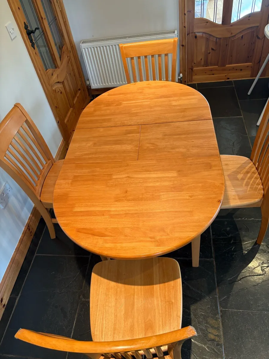 Kitchen table and 4 Chairs - Image 1