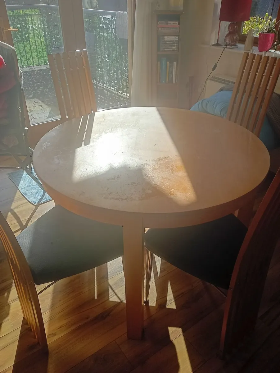 Table and chairs - Image 1