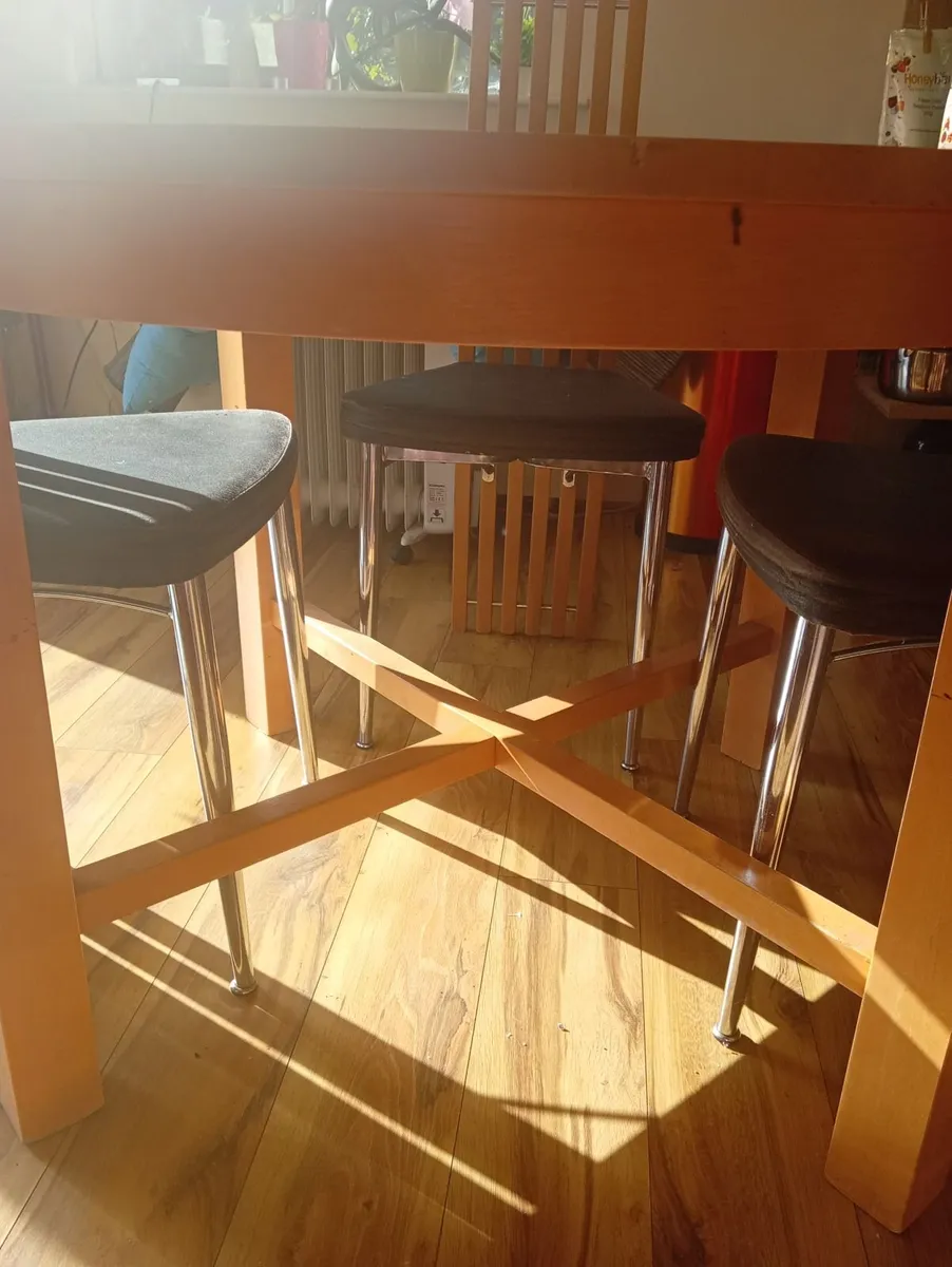 Table and chairs - Image 2