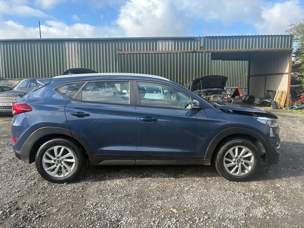 2017 Hyundai Tucson (light frontal damage) - Image 4