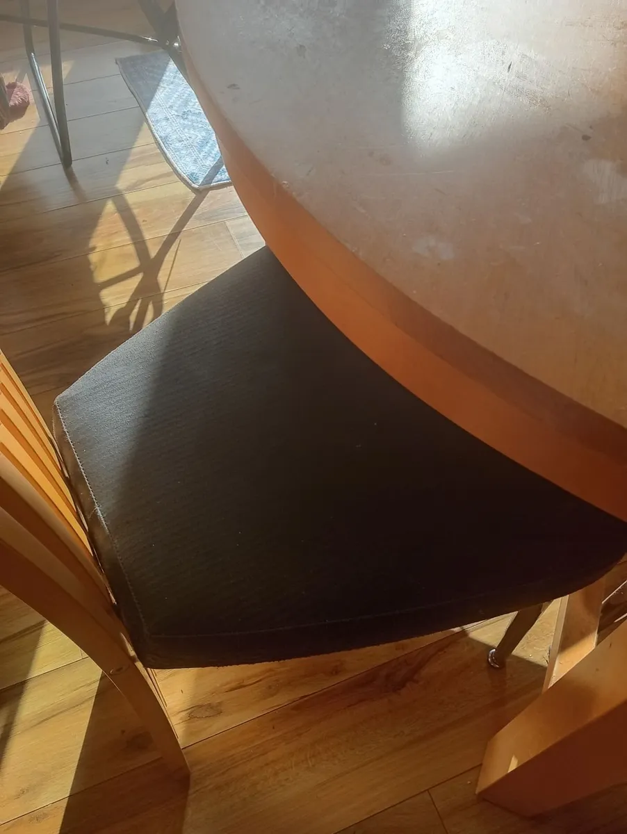 Table and chairs - Image 3