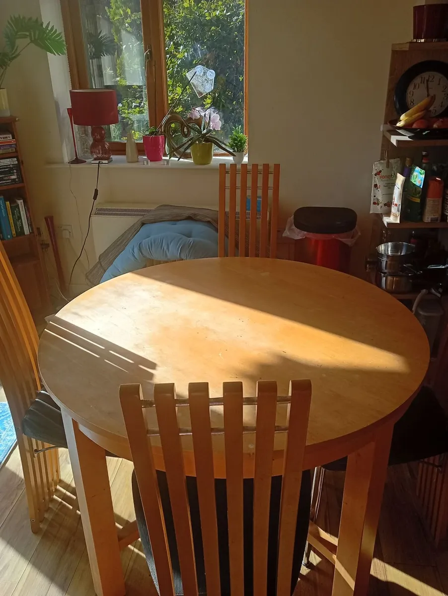 Table and chairs - Image 4