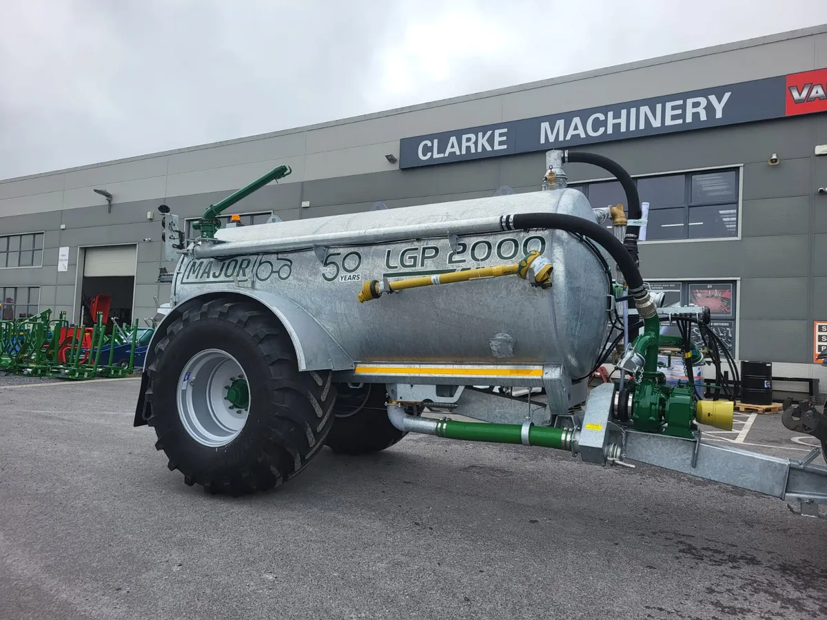 New Major 2000gal Tank c/w Rain Gun & T piece - Image 1