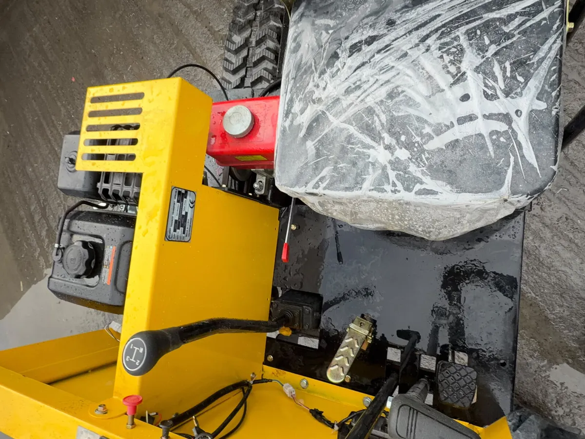 Petrol-powered ride-on tracked mini dumper - Image 4