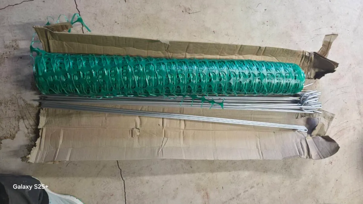 Smith and Barker Green plastic mesh fence - Image 1