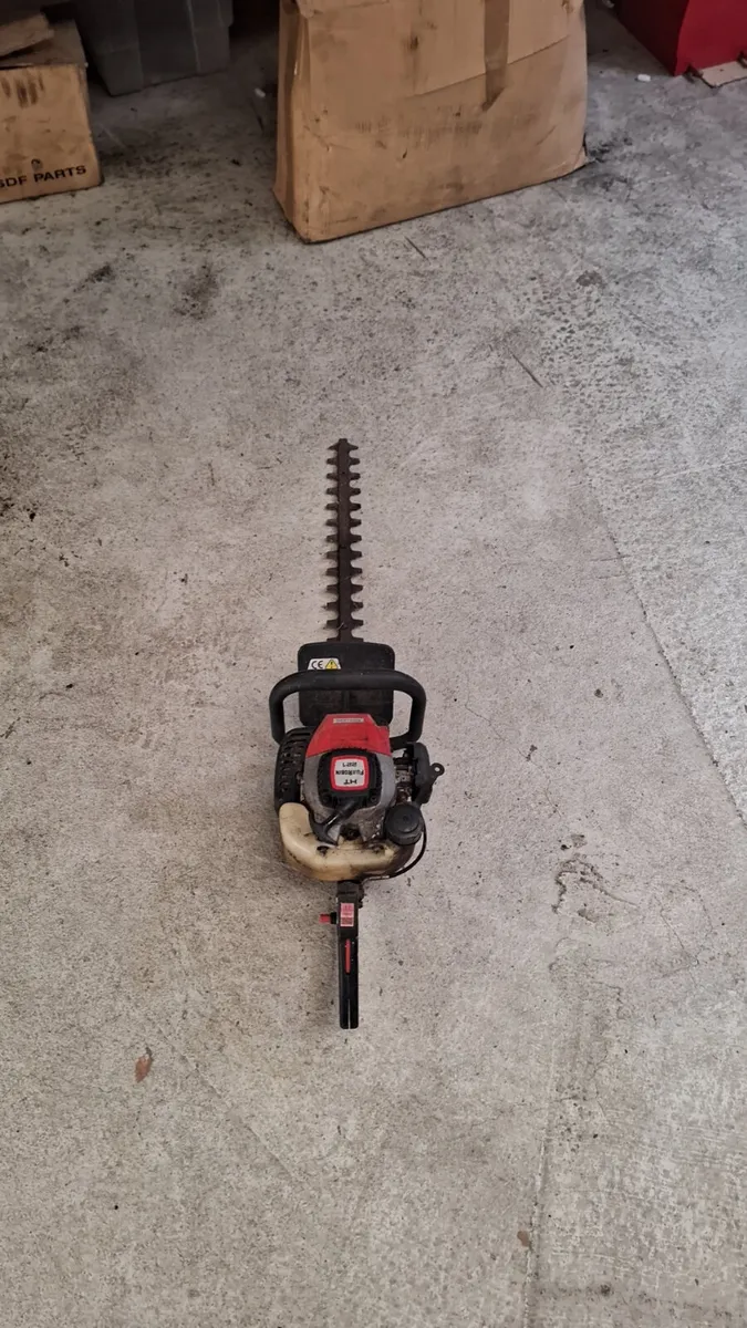 Fuji Robin HT 221 Petrol Hedge Trimmer - Image 3