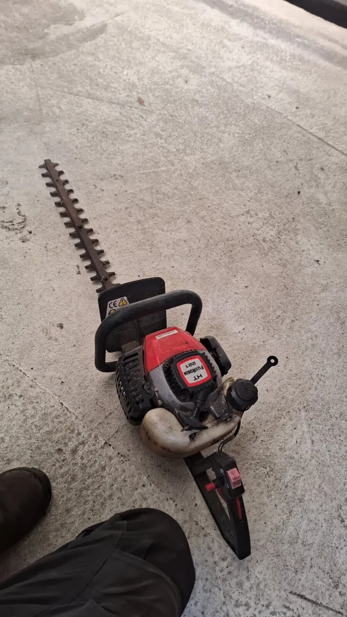 Fuji Robin HT 221 Petrol Hedge Trimmer - Image 2