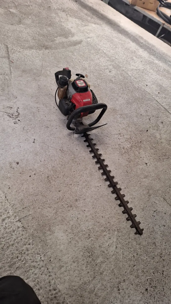 Fuji Robin HT 221 Petrol Hedge Trimmer - Image 1