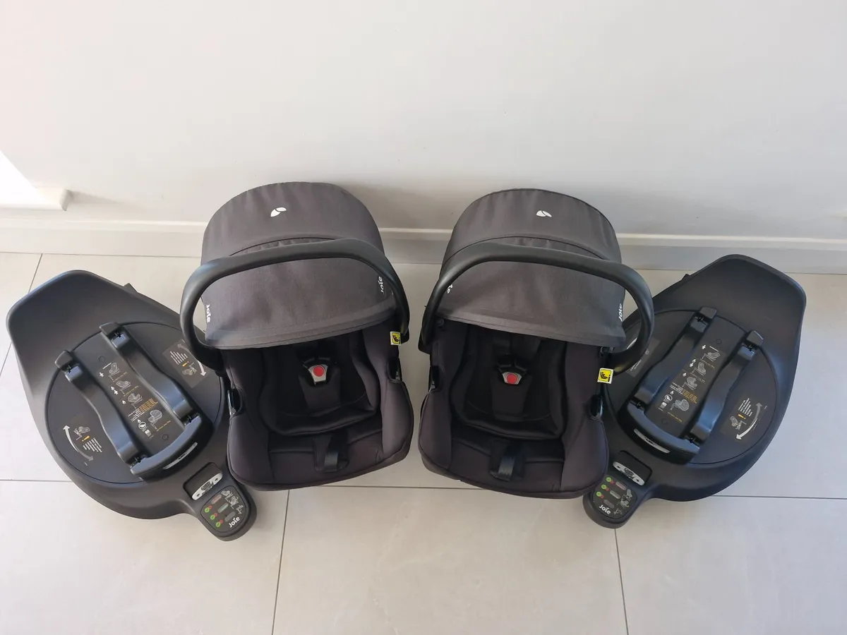 Joie i-Snug 2 Baby Car Seat & Isofix x 2 - Image 1