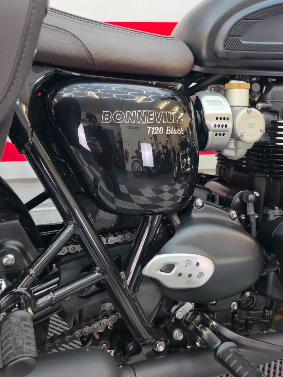 2023 Triumph T120 Bonneville Black Edition - Image 4