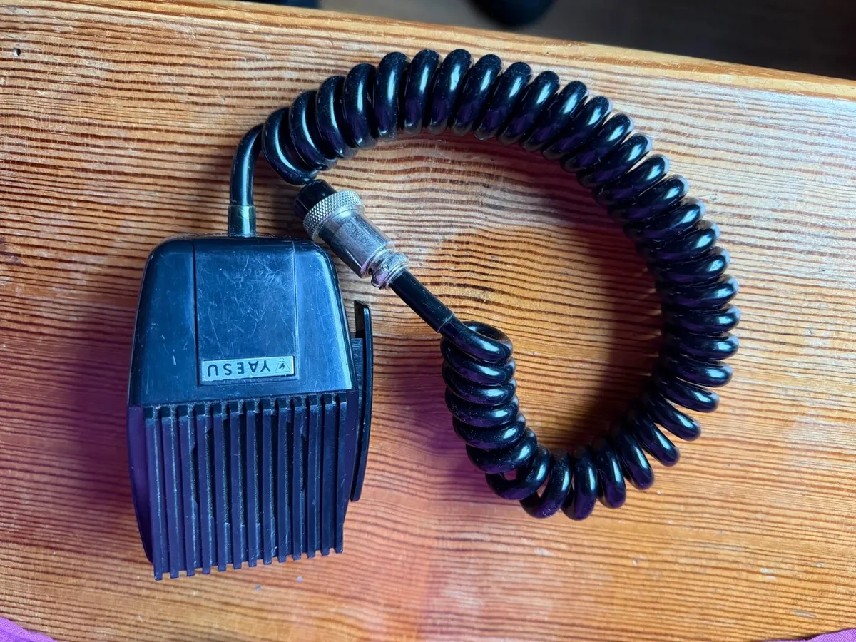 Ham/cb radio Yaesu 4 pin microphone clean - Image 1
