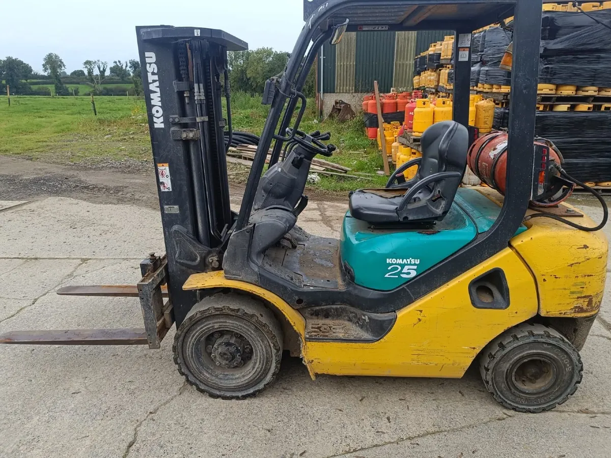 Komatsu 2.5 Tonne Gas Forklift 2005 - Image 1