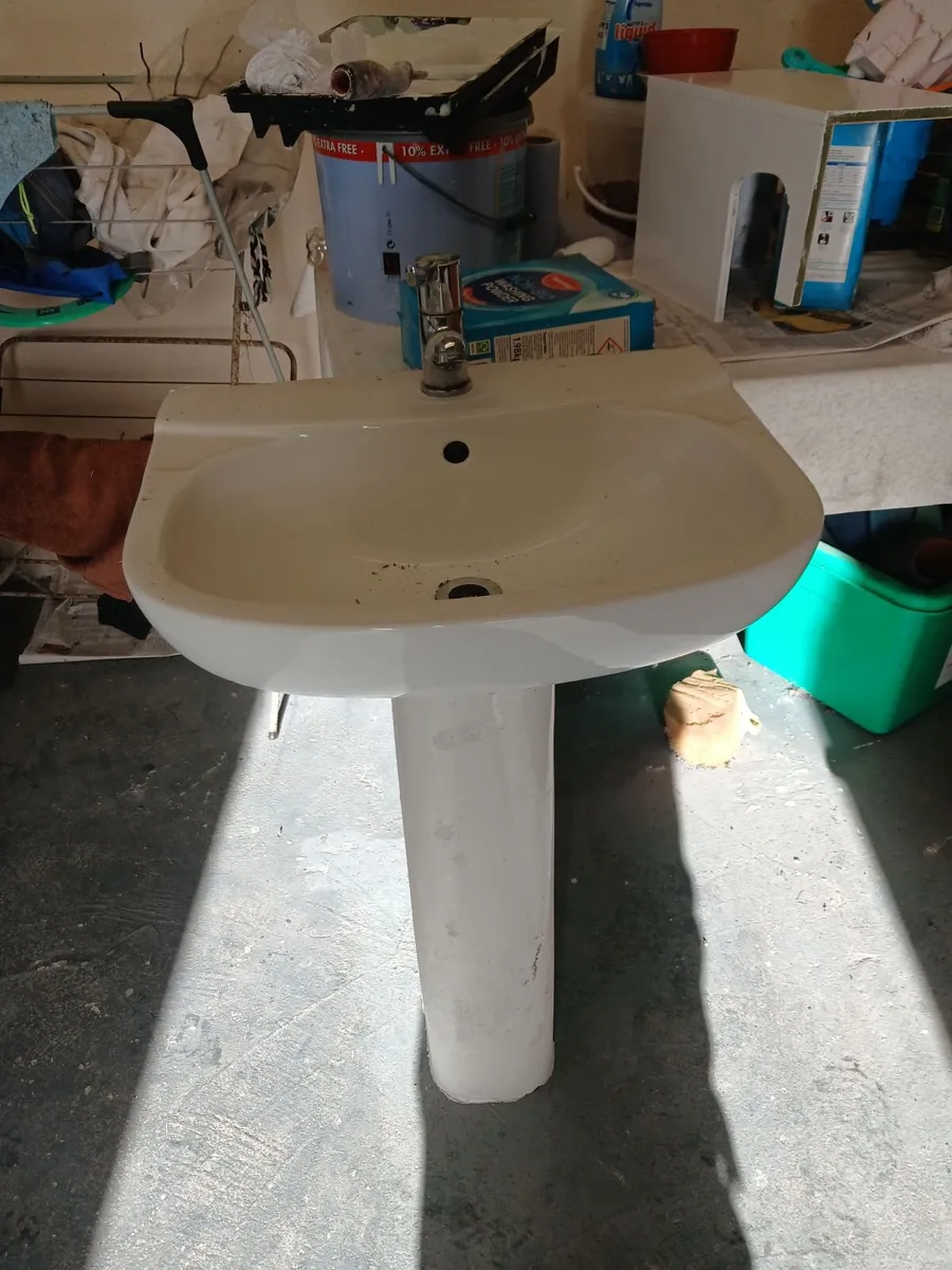 Bathroom sink and tap - Image 1