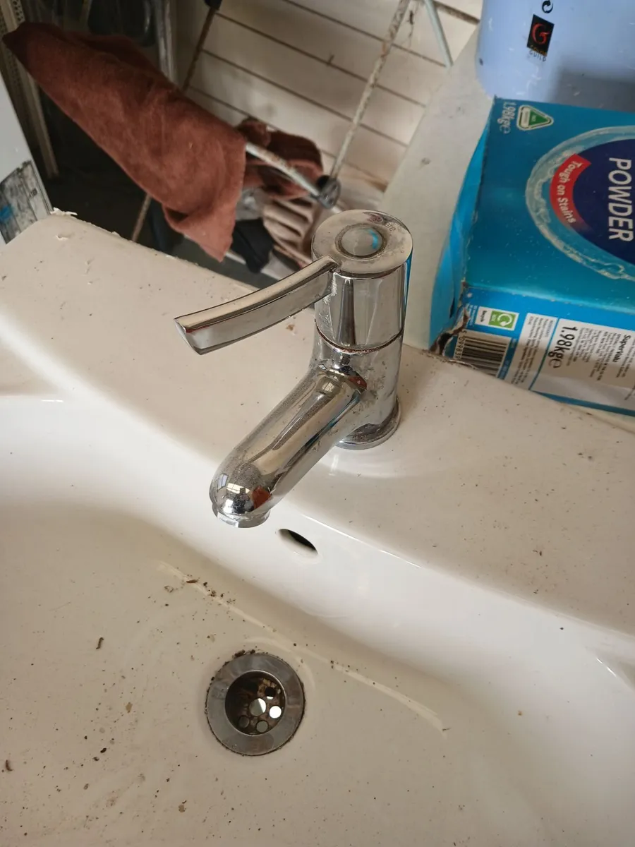 Bathroom sink and tap - Image 2