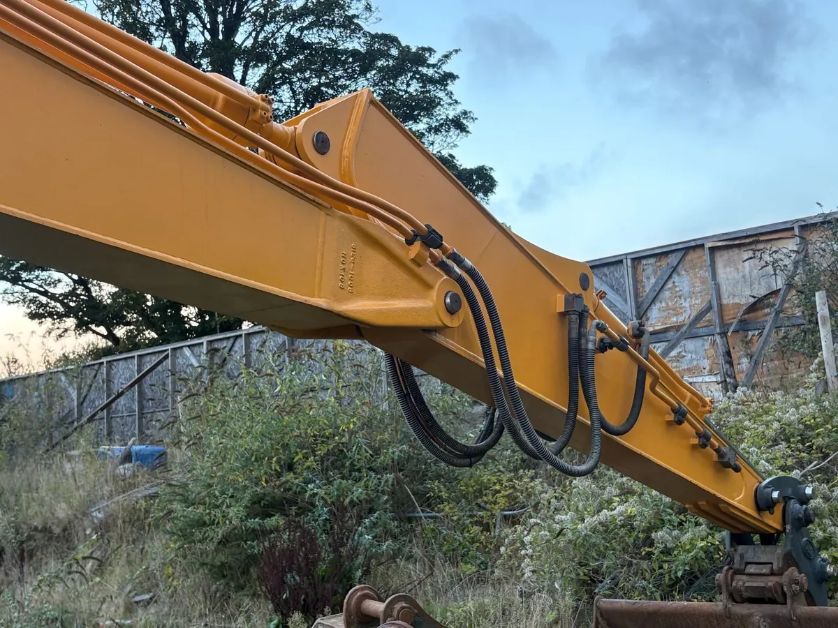 Hyundai 145 digger - Image 2