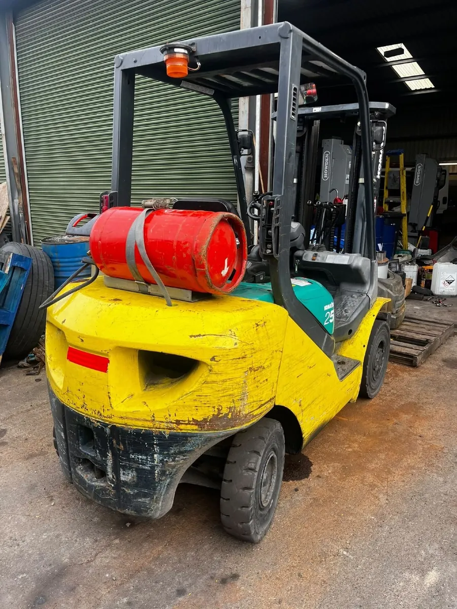 Komatsu 2.5 Tonne Gas Forklift 2006 - Image 1