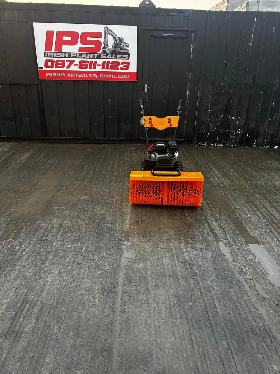 Villager VSS 60 petrol-powered  sweeper - Image 2