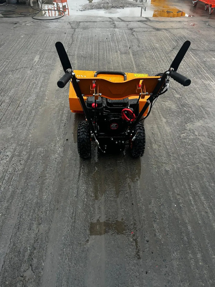 Villager VSS 60 petrol-powered  sweeper - Image 4