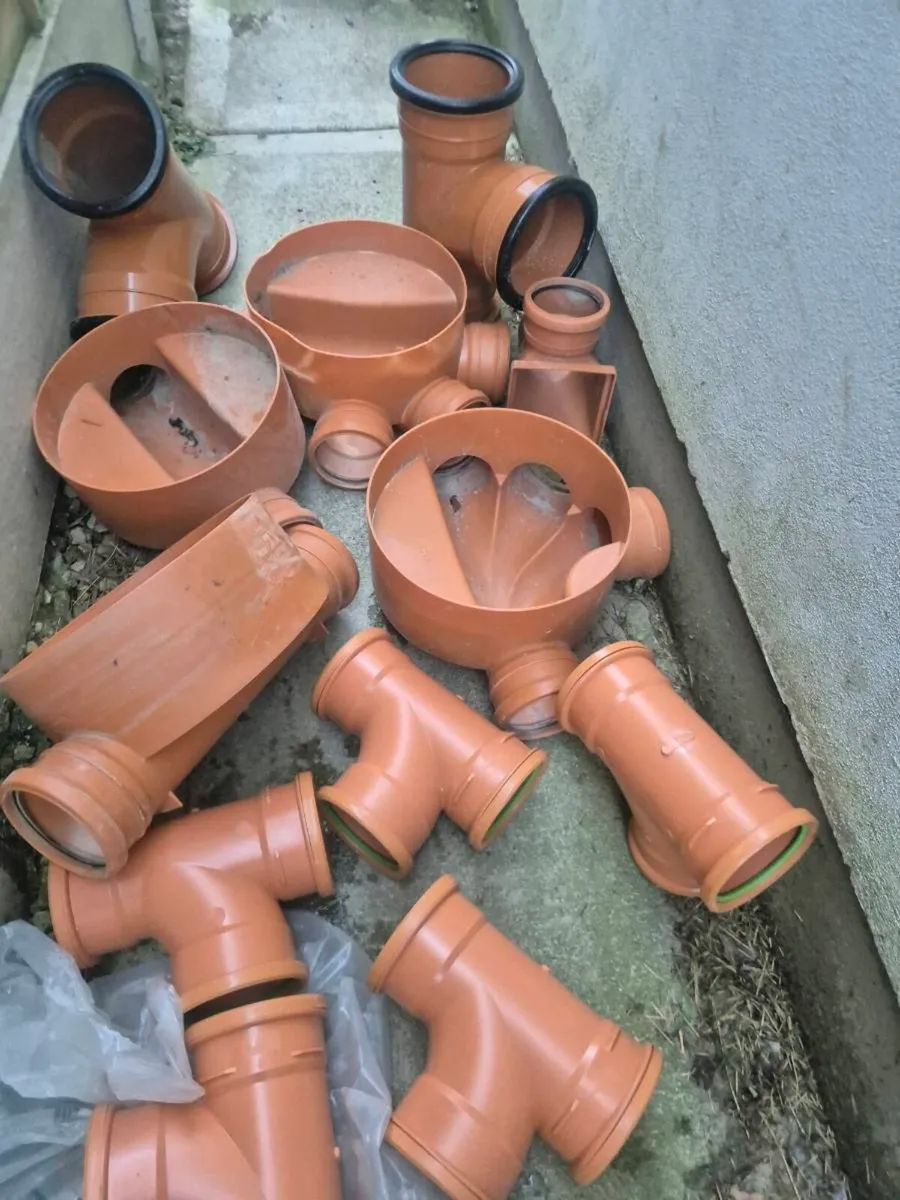 Selection of new wavin guilles/elbow fittings - Image 1