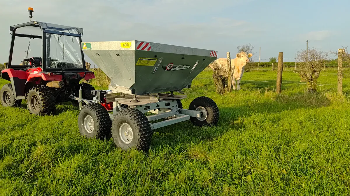Tolmet fertiliser spreader - Image 3