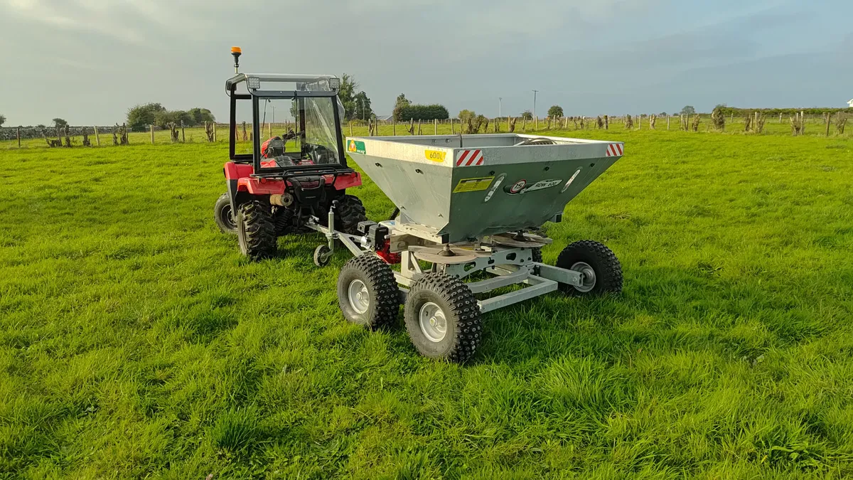 Tolmet fertiliser spreader - Image 1