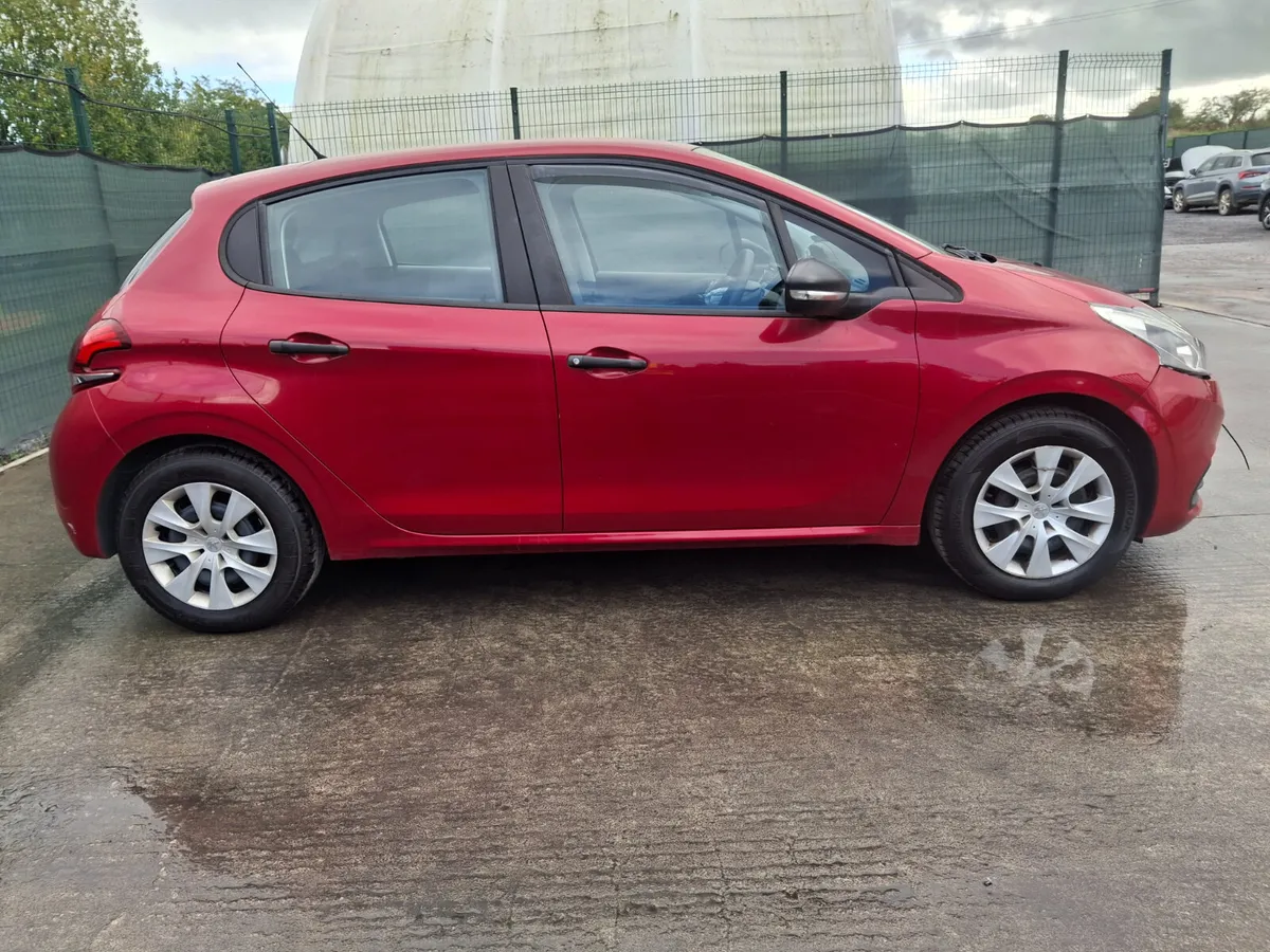182 Peugeot 208  1.2 Petrol Very Light Damage - Image 4