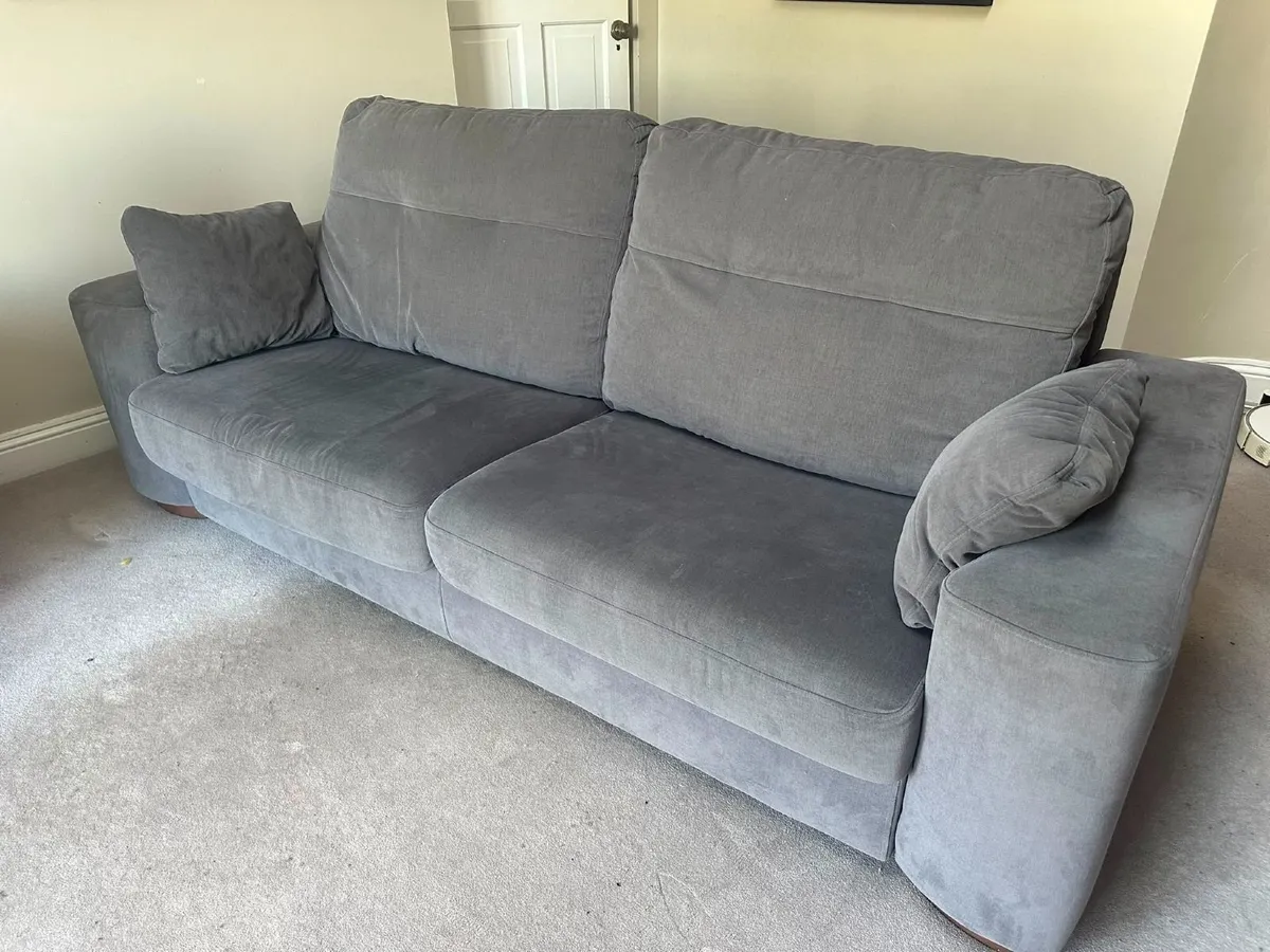 Fama Couch - Image 1