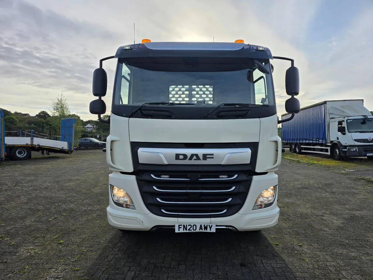 2020 DAF CF410 8X2 rear steer with 33ft beavertail - Image 2
