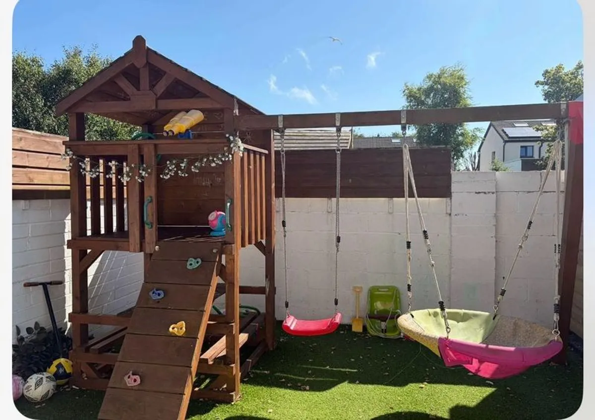Gorgeous swing set with tree house - Image 1