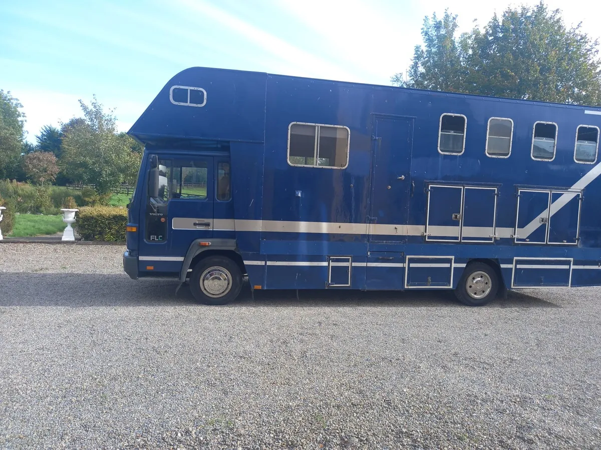 Volvo FLC 7.5T Horse Lorry - Image 3
