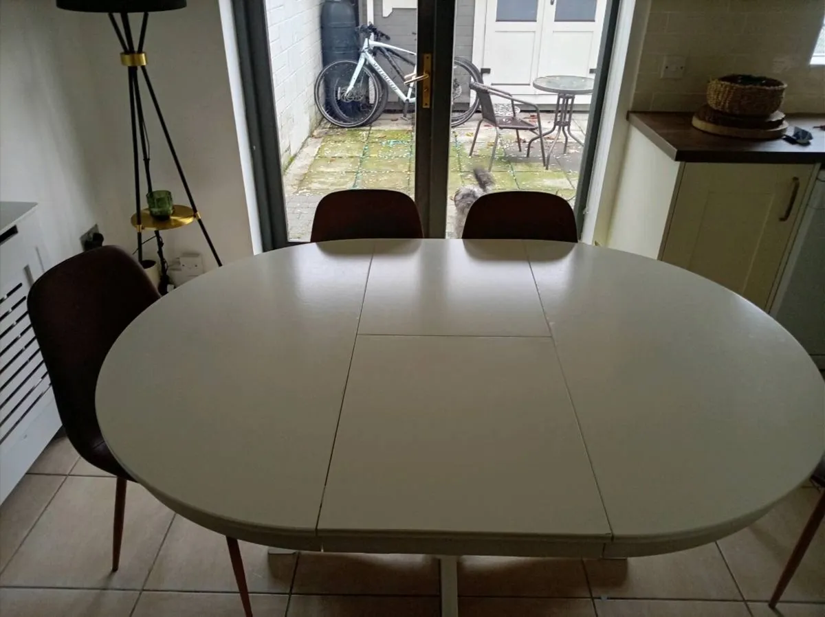 Dining table extendable fits 6 chairs Need GONE - Image 1