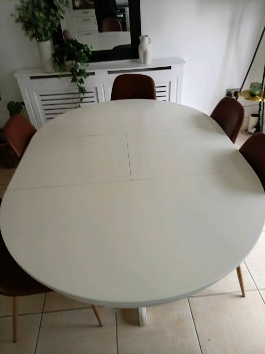 Dining table extendable fits 6 chairs Need GONE - Image 2
