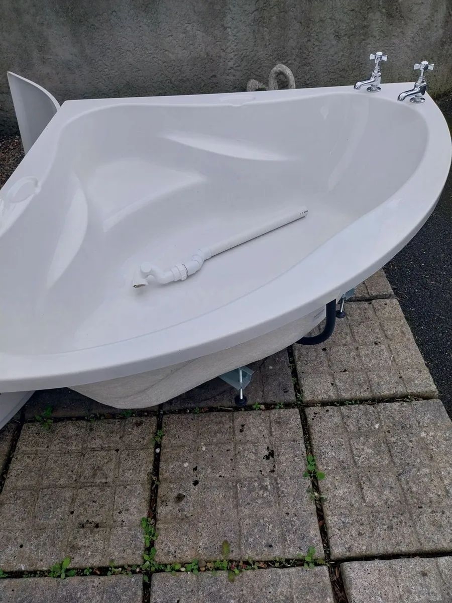 Corner Bath 1400 x 1400 - Image 1