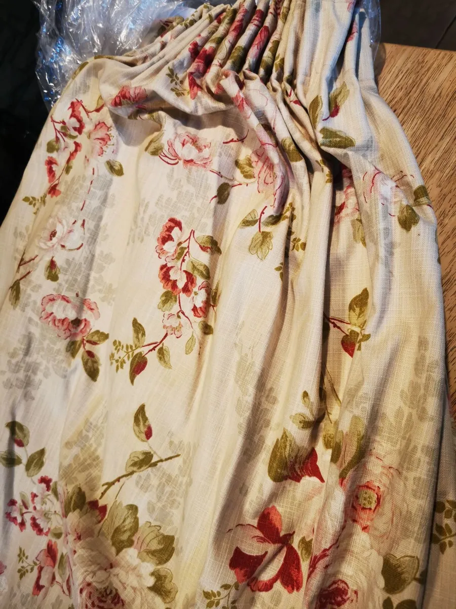 Curtains - Image 2