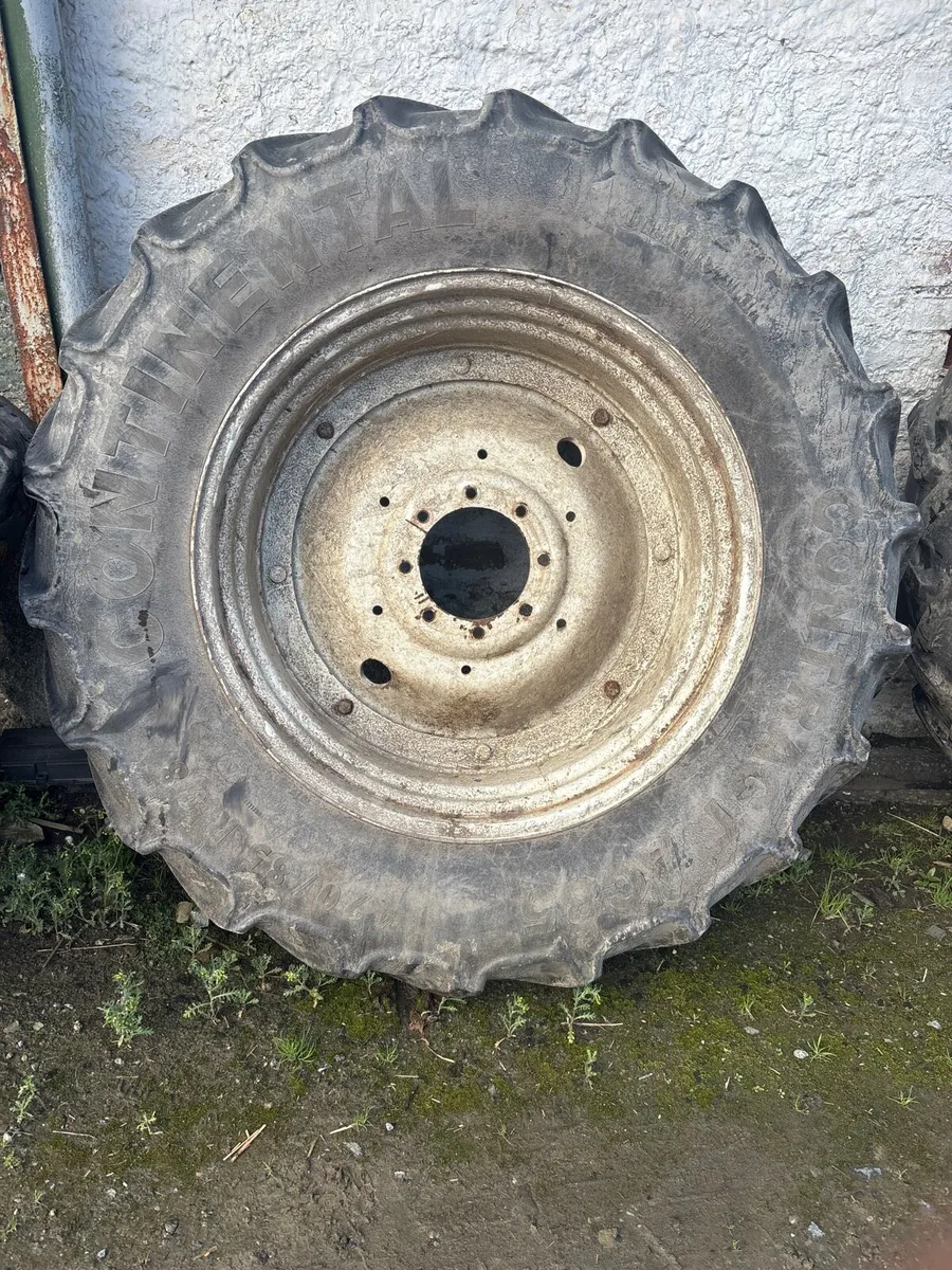 420/85R38 and 340/85R28 for sale - Image 3