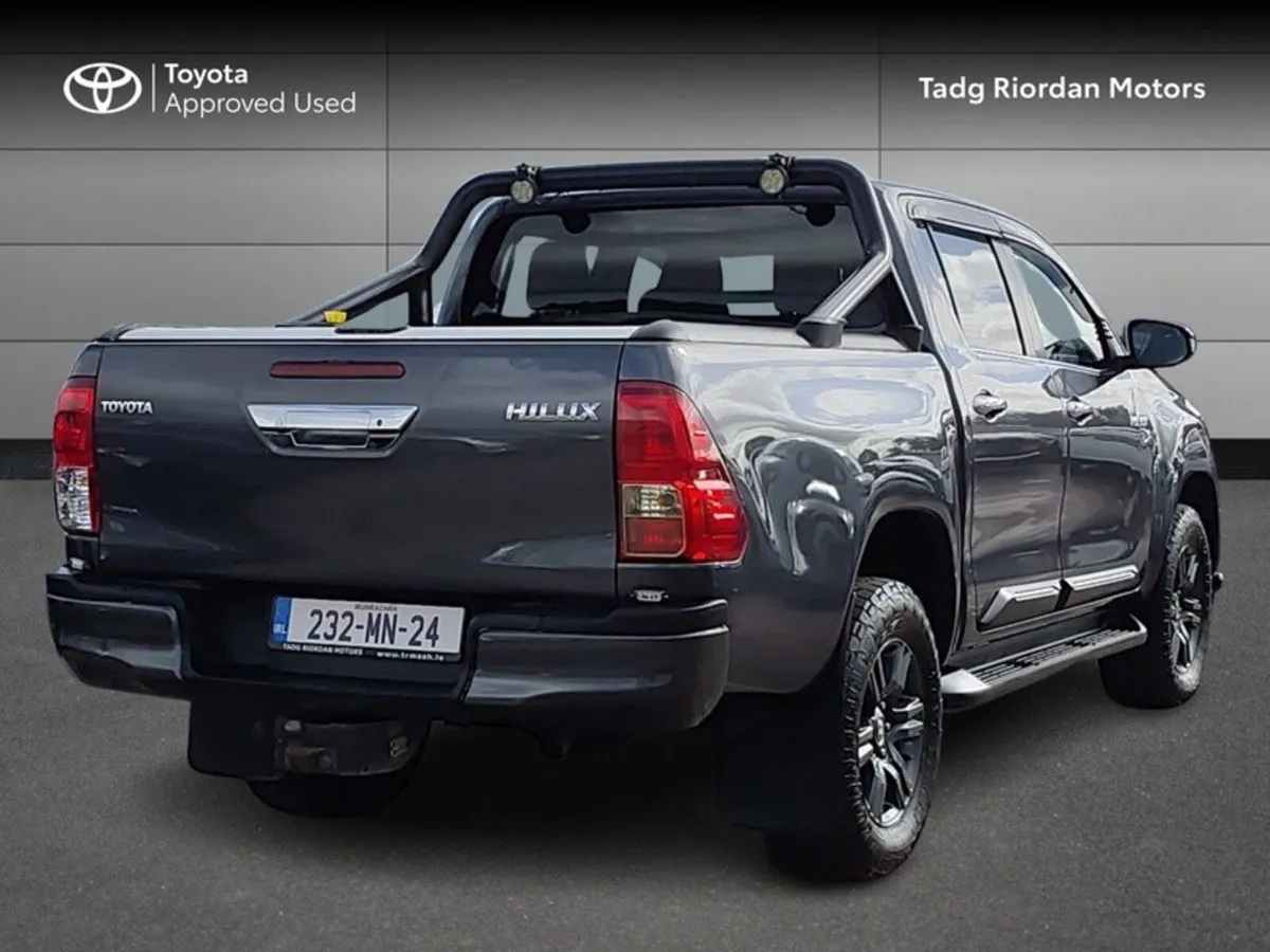 Toyota Hilux 2.8 SR5 D/CAB AUTO - Image 2