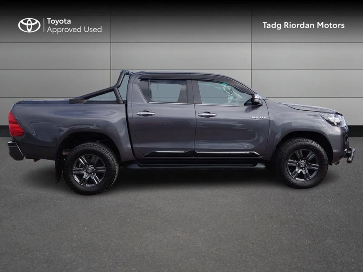 Toyota Hilux 2.8 SR5 D/CAB AUTO - Image 3