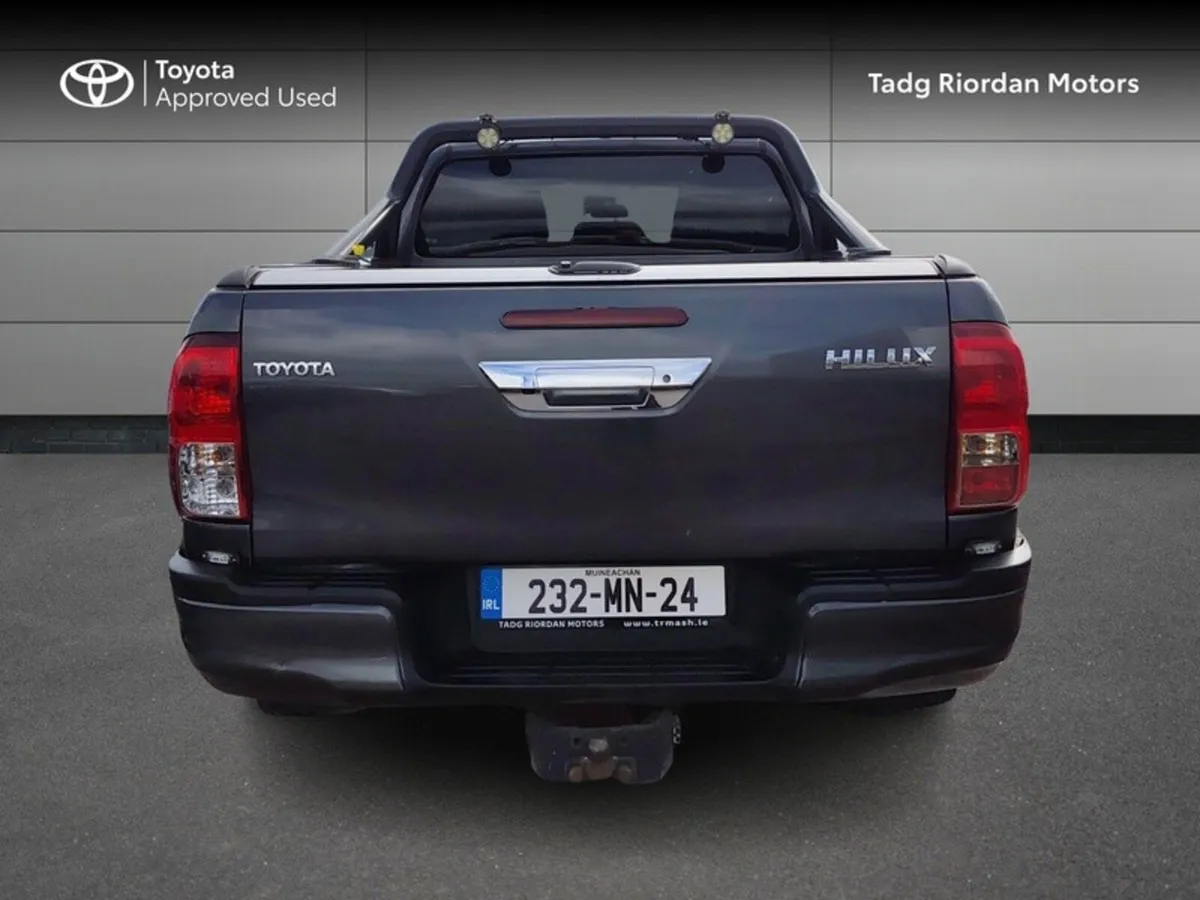 Toyota Hilux 2.8 SR5 D/CAB AUTO - Image 4