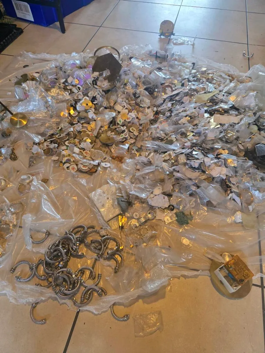 50 kg of watches, accessories, and parts - Image 1