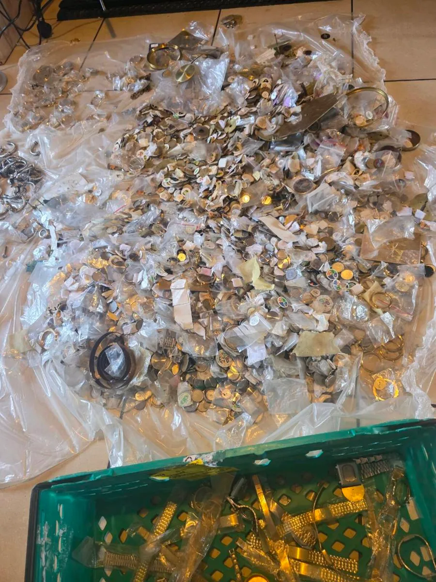 50 kg of watches, accessories, and parts - Image 2
