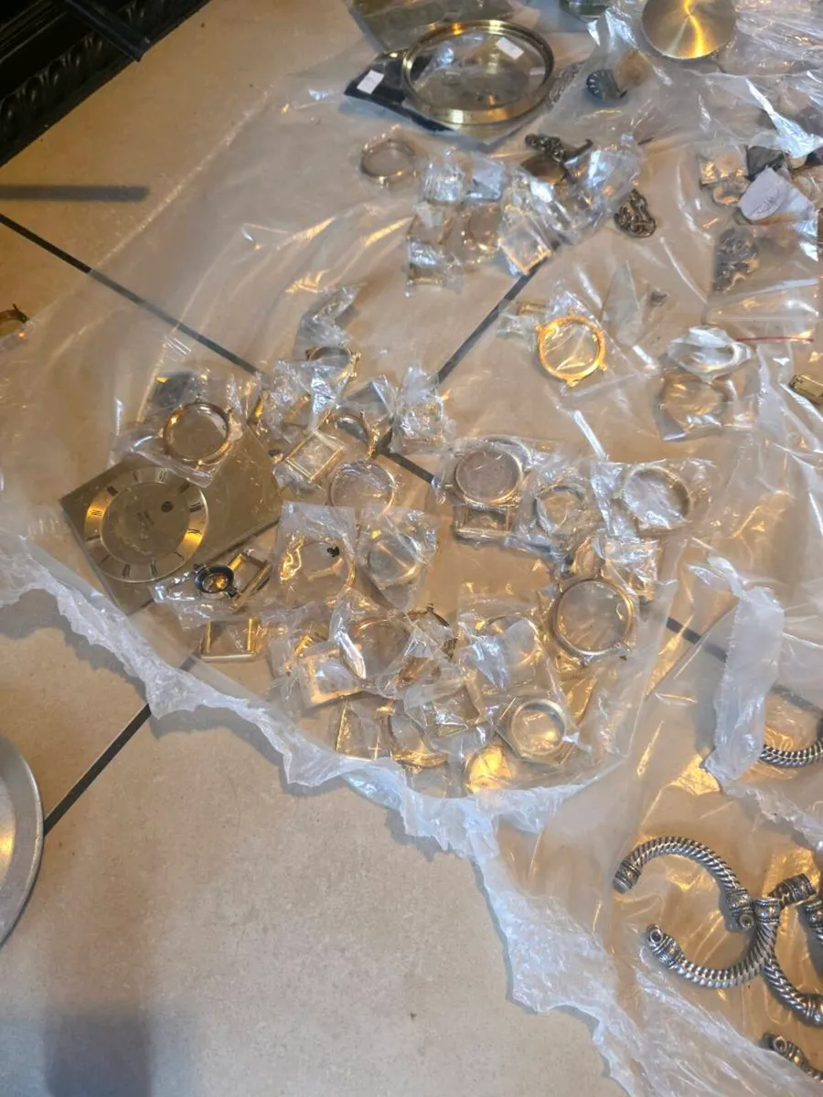 50 kg of watches, accessories, and parts - Image 3