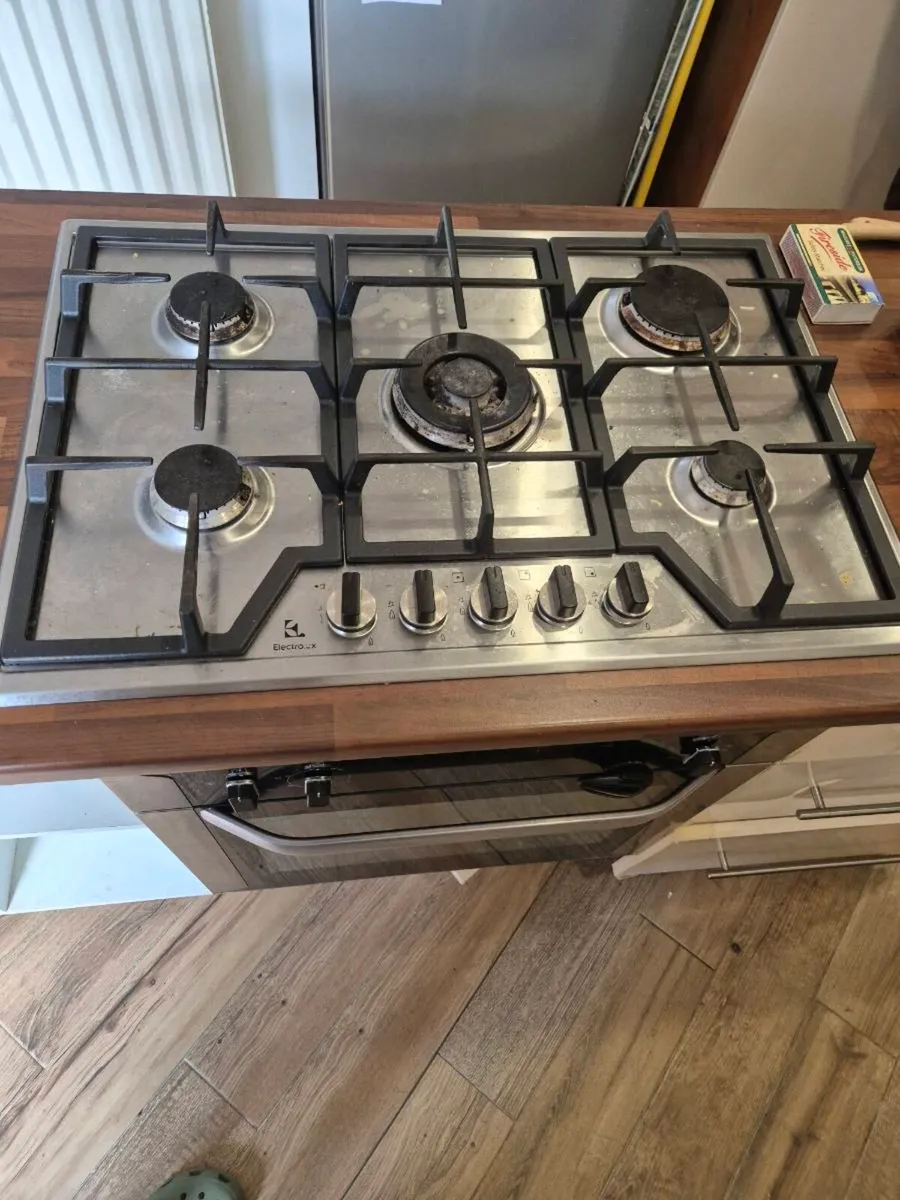 Hobs and oven - Image 1