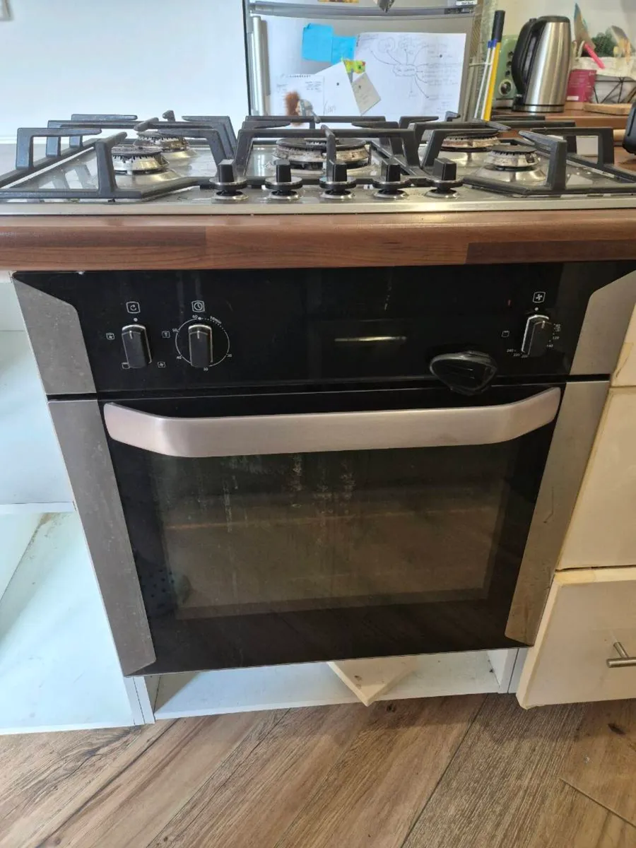 Hobs and oven - Image 2