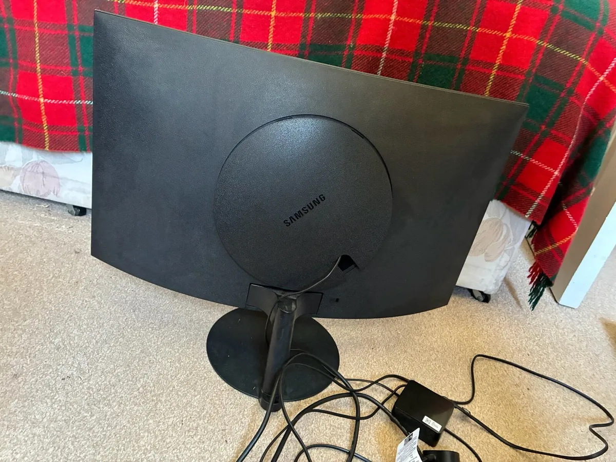 Monitor - Curved Screen - Image 3