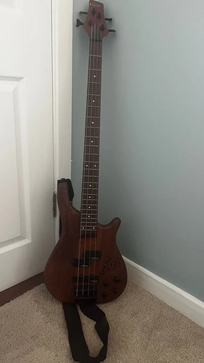 Bass guitar - Image 1
