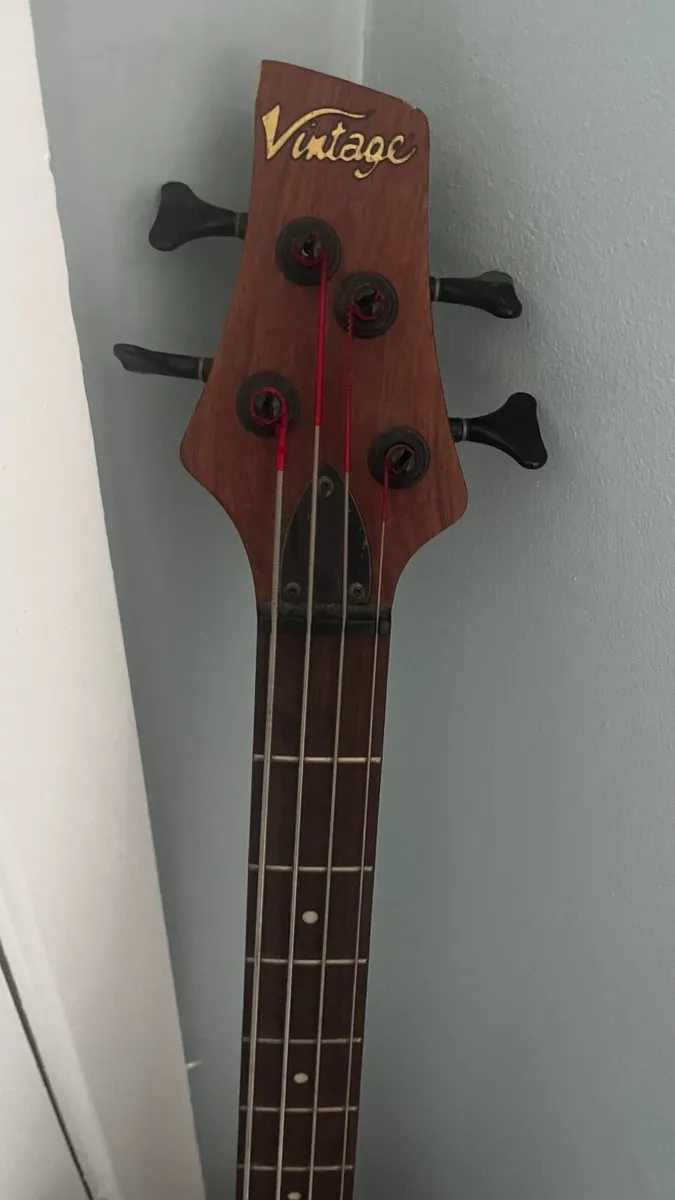Bass guitar - Image 3